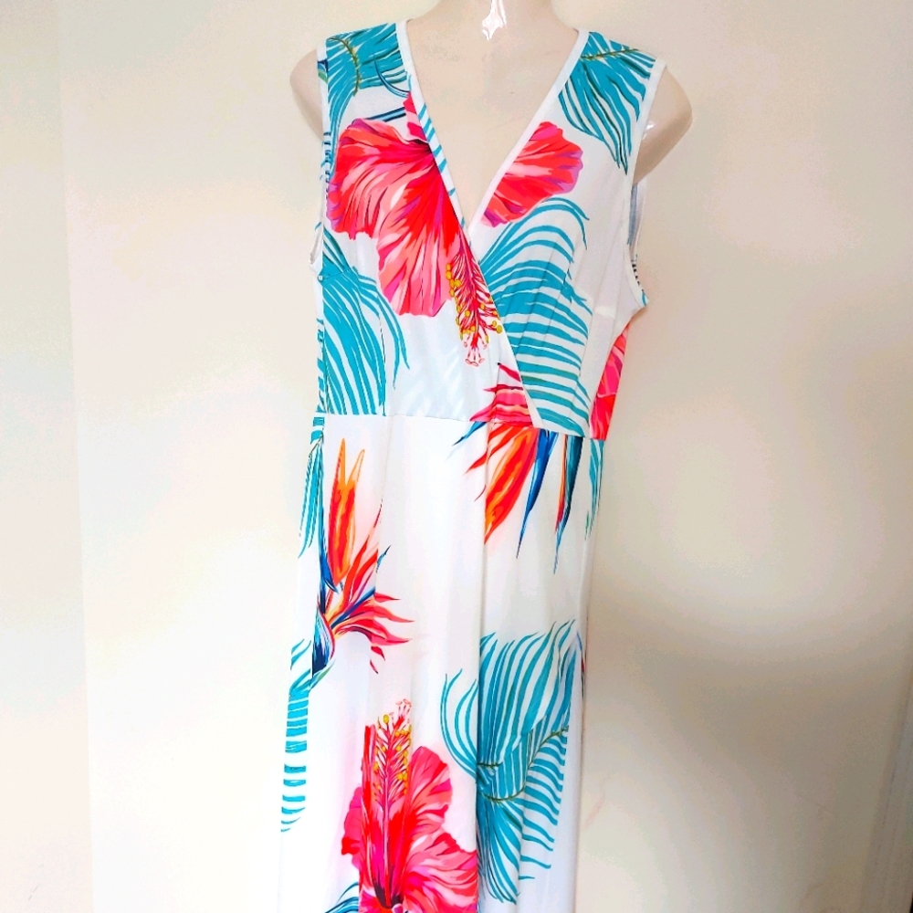 ❣️Lily white, red and blue floral dress size M (#483)